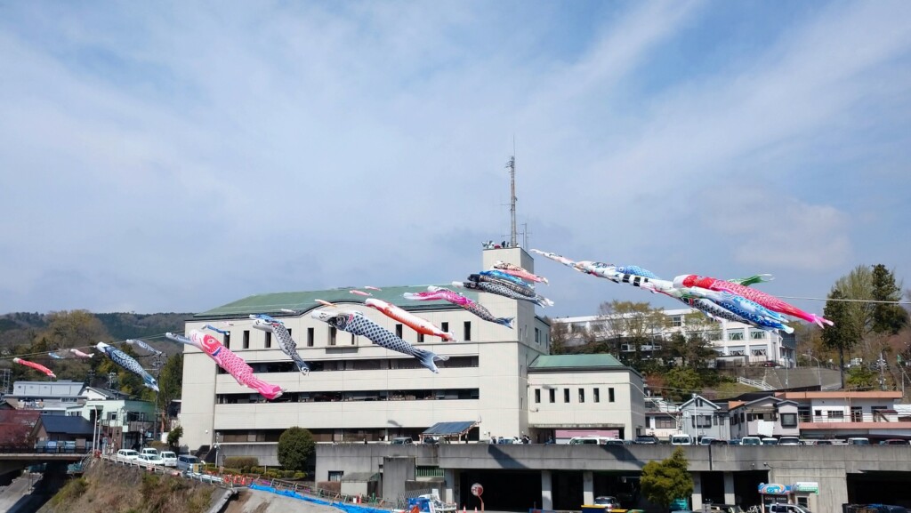 鮎沢川に鯉のぼり